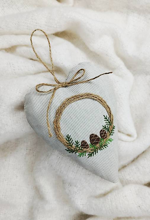 Dekorácie - Vyšívané vianočné srdiečko (Lesný venček so šiškami) - 17912767_