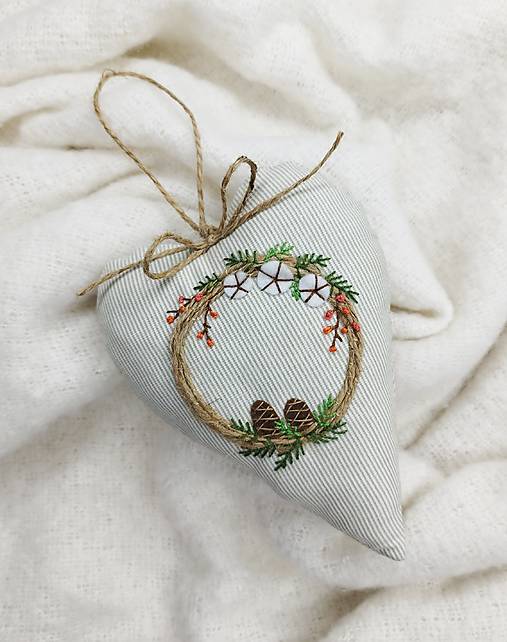 Dekorácie - Vyšívané vianočné srdiečko (Venček so šiškami a bavlníkom) - 17912768_