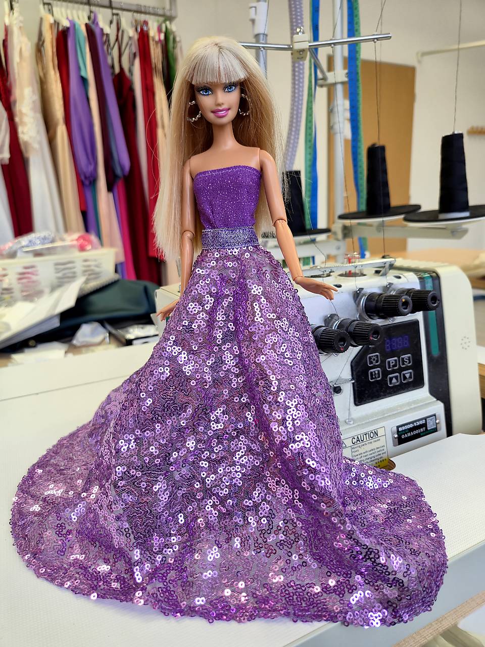 Flitrové spoločenské šaty pre Barbie