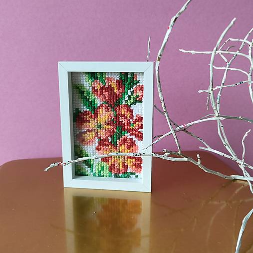 Dekorácie - Miniatúrna výšivka 5 x 7,5 cm v ráme na zavesenie:  Dotyk farieb a lásky - 17911230_