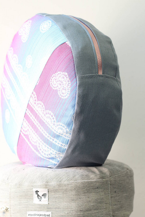 Úžitkový textil - taburetka YOGA vankúš #textilniejeodpad  (srdiečková dúha) - 17911613_