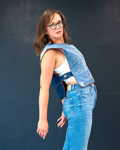 Vesty - upcyklovaná denimová vesta DIZAJNOVKA, ktorá vyladí každý outfit (denimová s hnedou a malými kvetmi) - 17911672_