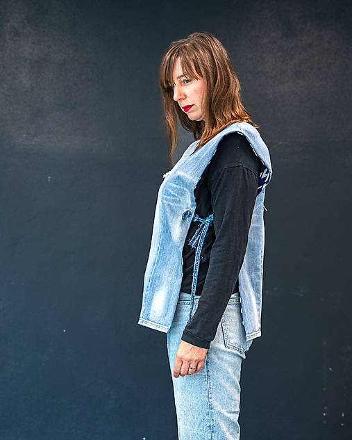 Vesty - upcyklovaná denimová vesta DIZAJNOVKA, ktorá vyladí každý outfit (denimová s modro-bielym vzorom) - 17911677_