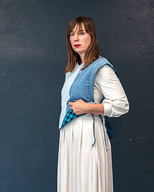 Vesty - upcyklovaná denimová vesta DIZAJNOVKA, ktorá vyladí každý outfit (denimová s tyrkysovo-čiernou kockou) - 17911711_