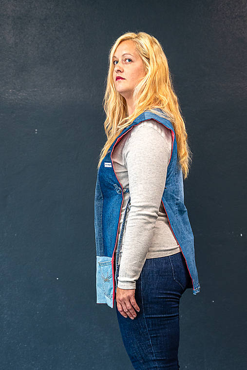 Vesty - upcyklovaná denimová vesta DIZAJNOVKA, ktorá vyladí každý outfit (denimová s lososovou) - 17911719_