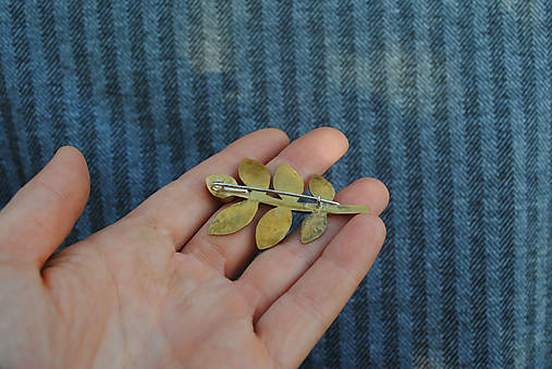 Mosadzná brošňa Ružový púčik