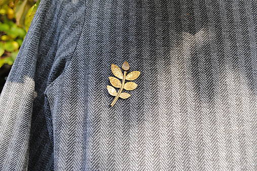 Mosadzná brošňa Ružový púčik