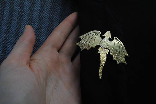 Mosadzná brošňa Drak