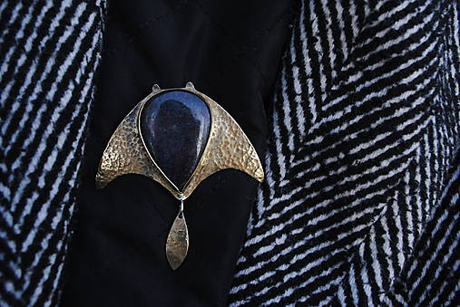 Mosadzná brošňa Raja