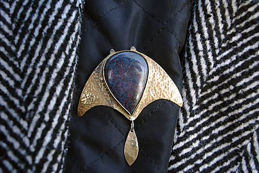 Mosadzná brošňa Raja