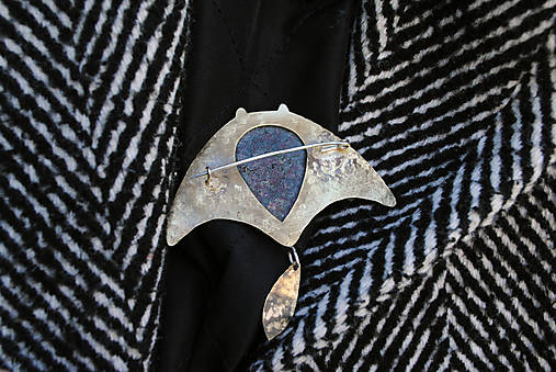 Mosadzná brošňa Raja