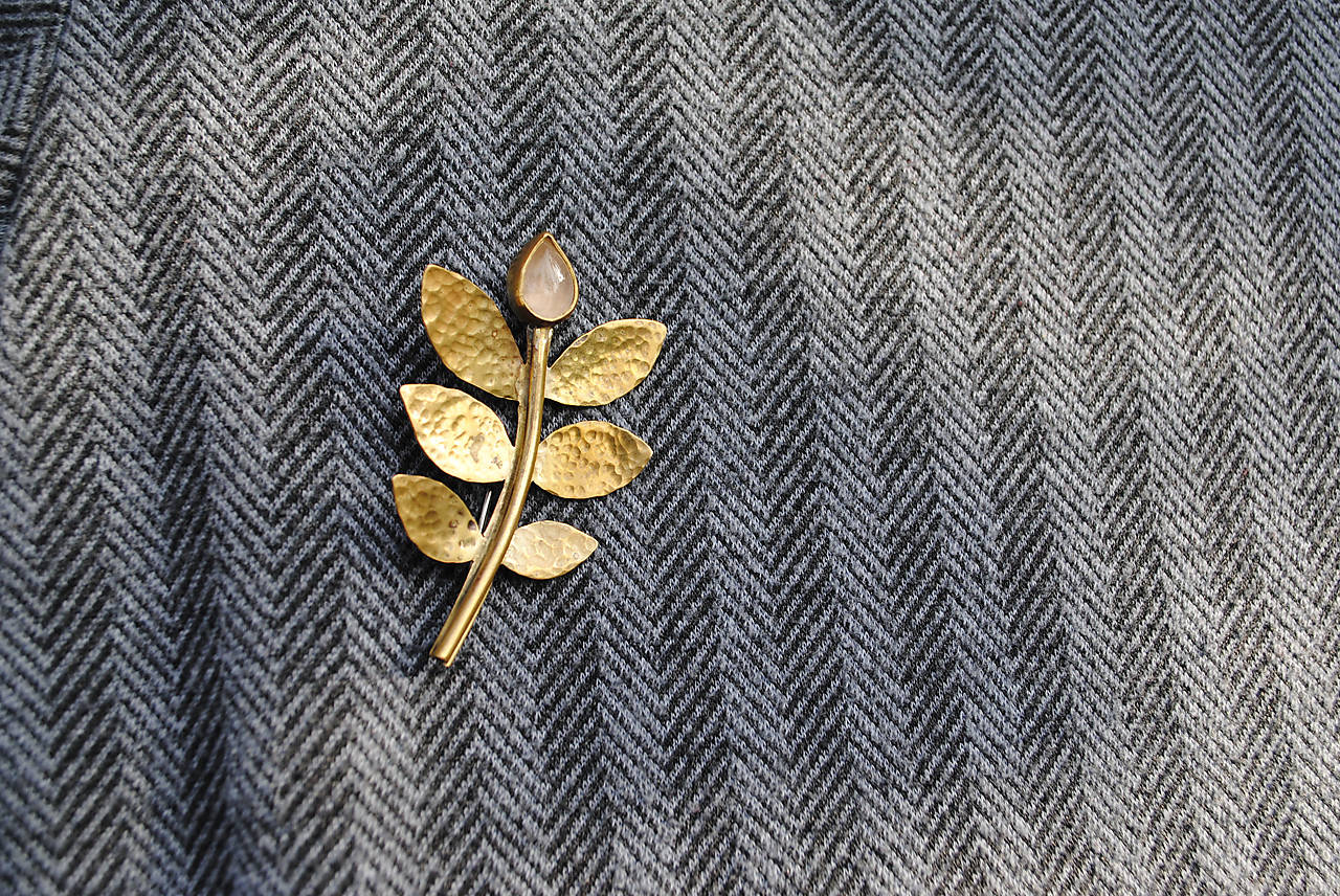 Mosadzná brošňa Ružový púčik