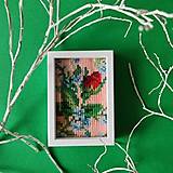 Dekorácie - Miniatúrna výšivka 5 x 7,5 cm v ráme na zavesenie: Púčik - 17914314_