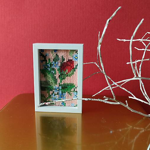 Dekorácie - Miniatúrna výšivka 5 x 7,5 cm v ráme na zavesenie: Púčik - 17914313_
