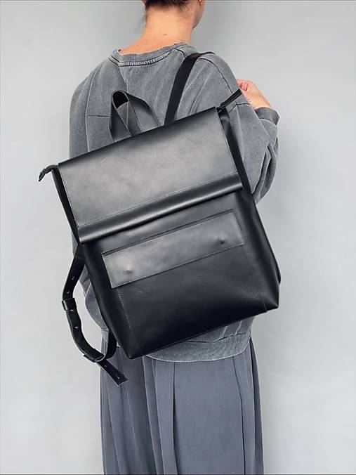 Batohy - VERSATILE čierny kožený ruksak - 17915528_