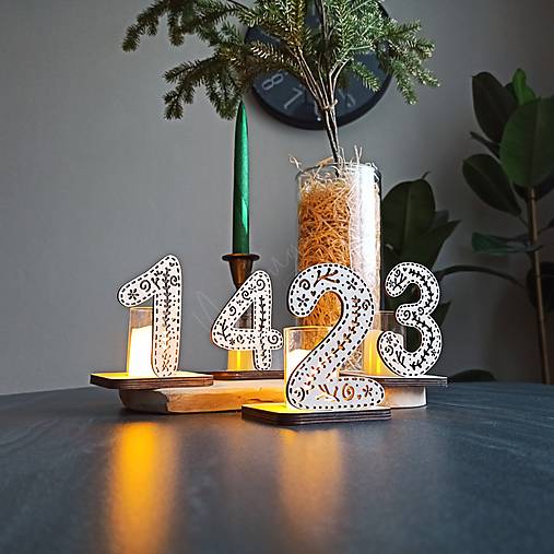 Dekorácie - Drevený svietnik "Adventné čísla" - 17917940_