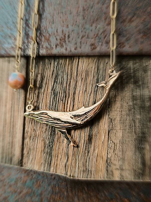 Náhrdelník veľryba zo zlatého bronzu s perlou