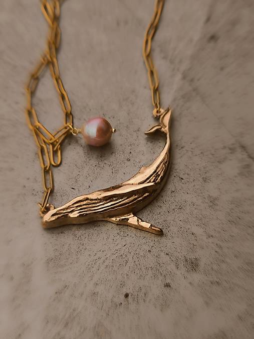 Náhrdelník veľryba zo zlatého bronzu s perlou