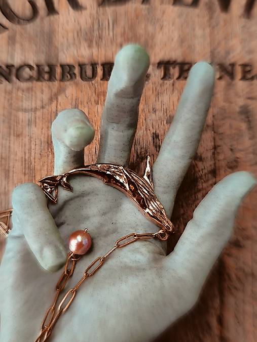 Náhrdelník veľryba zo zlatého bronzu s perlou