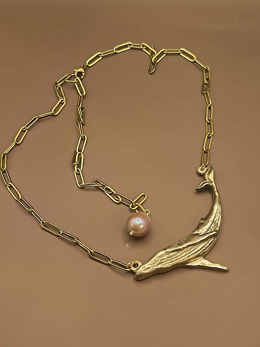 Náhrdelník veľryba zo zlatého bronzu s perlou