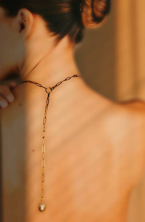 Náhrdelník veľryba zo zlatého bronzu s perlou