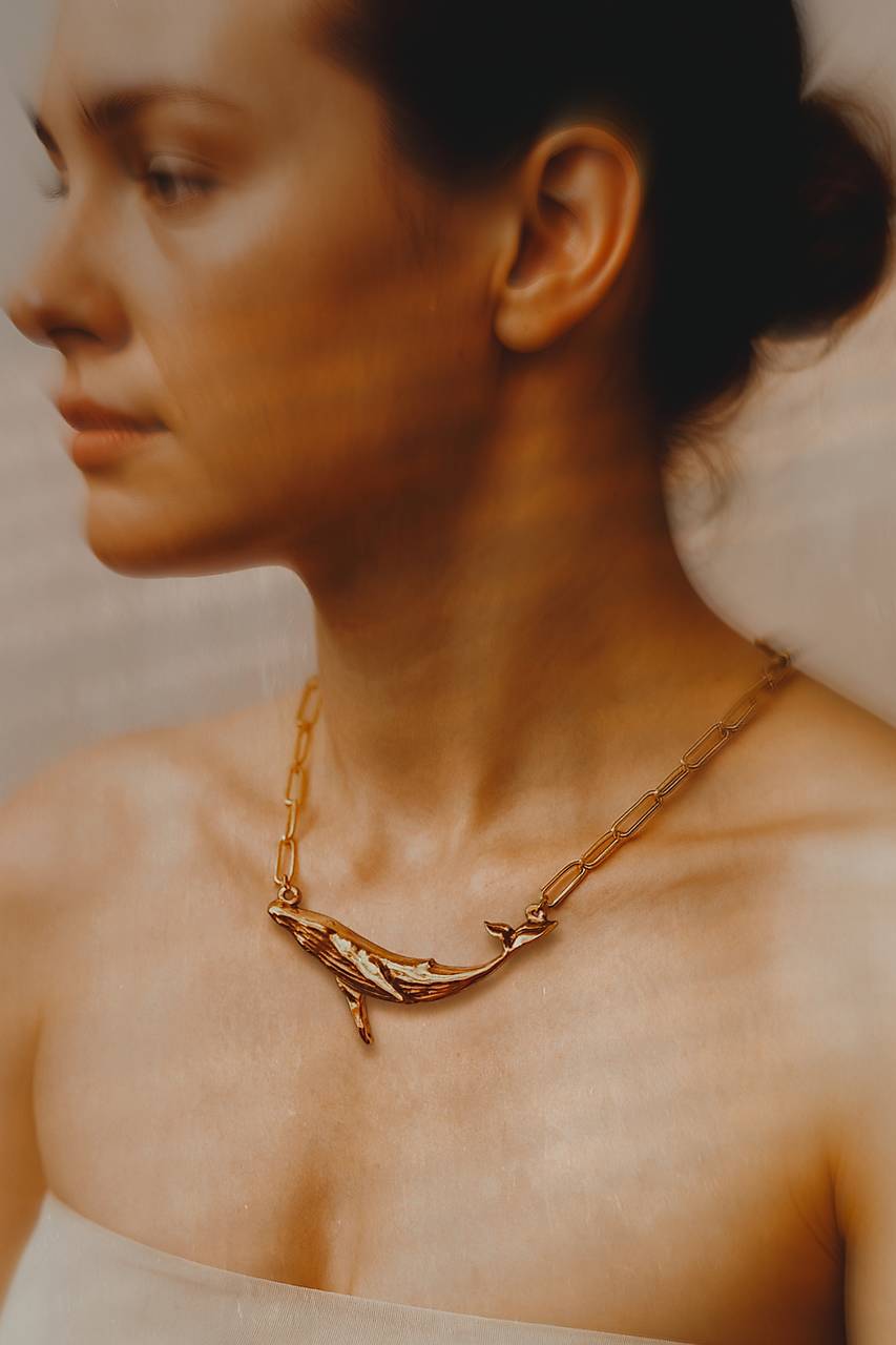 Náhrdelník veľryba zo zlatého bronzu s perlou