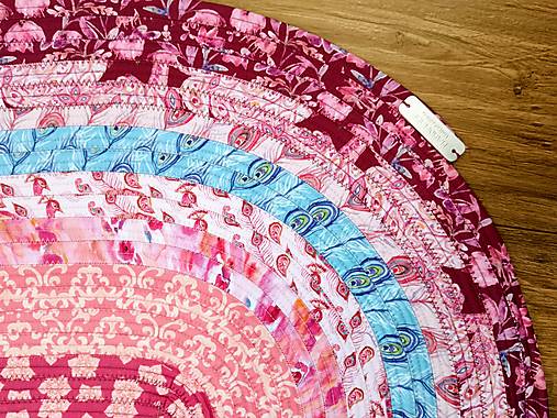 Ružový koberec do detskej izby - Páví raj