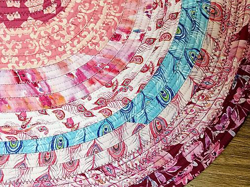 Ružový koberec do detskej izby - Páví raj