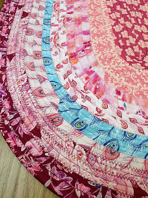 Ružový koberec do detskej izby - Páví raj