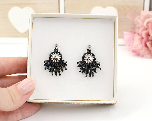 šité náušnice TANEČNICE V ČIERNOM