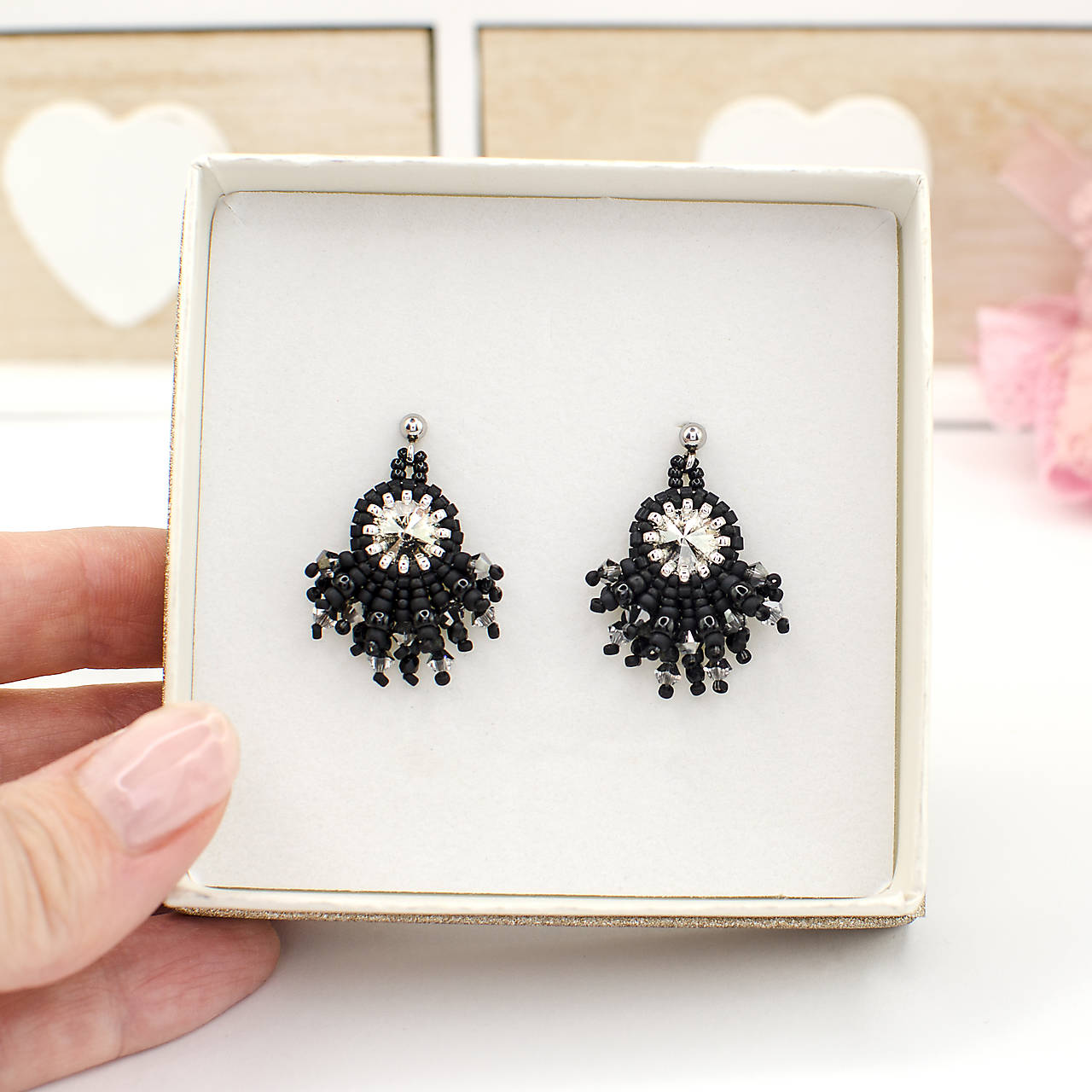 šité náušnice TANEČNICE V ČIERNOM