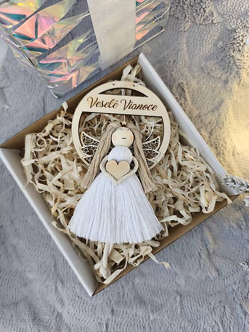Dekorácie - Vianočný macrame anjelik  Veselé Vianoce  - 17920940_