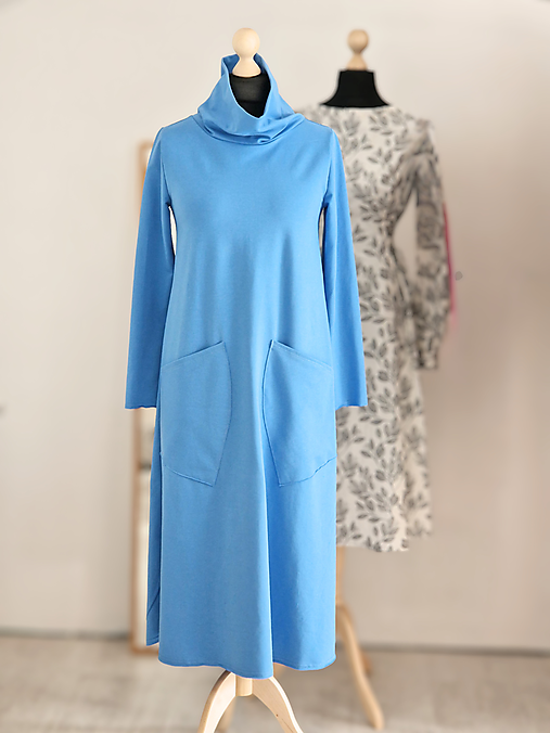 Šaty - Hrejivé áčkové šaty AYA s výrazným rolákom a vreckami (Sky Blue) - 17919033_