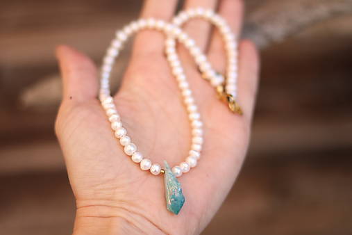 Perlový náhrdelník s dúhovým kristáľom