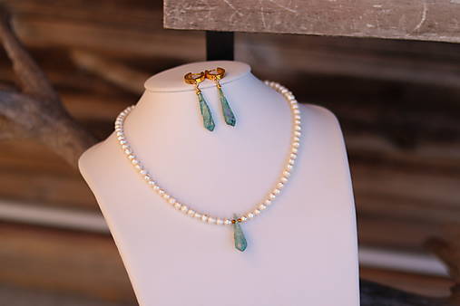 Perlový náhrdelník s dúhovým kristáľom