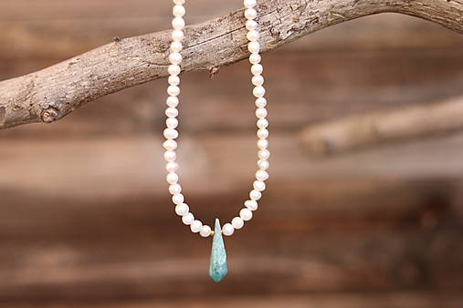 Perlový náhrdelník s dúhovým kristáľom