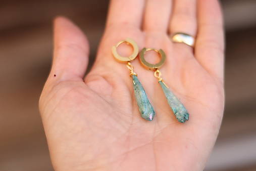 Náušnice kruhy so surovým krištáľom