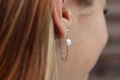 Napichovacie retiazkové náušnice s perlou