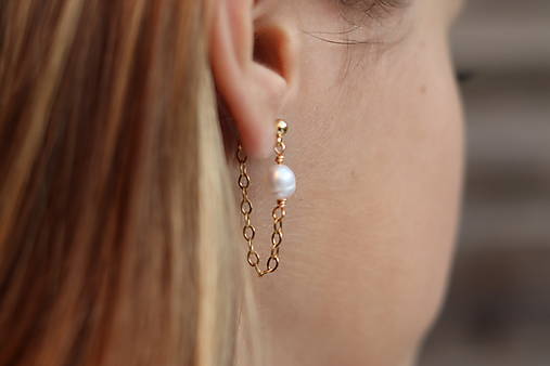 Napichovacie retiazkové náušnice s perlou