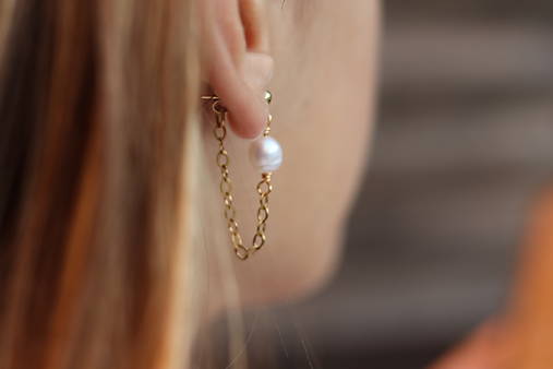 Napichovacie retiazkové náušnice s perlou