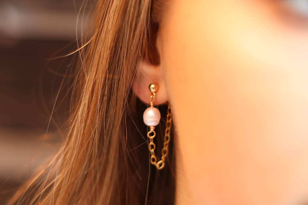 Napichovacie retiazkové náušnice s perlou