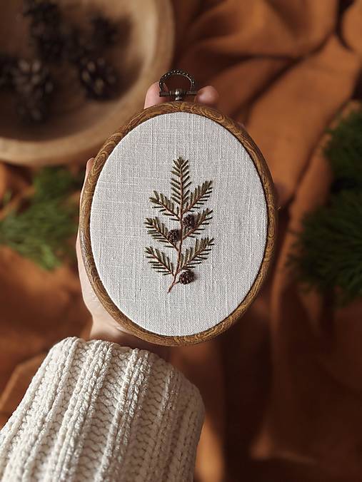 Dekorácie - Ručne vyšívaná vianočná ozdoba - Vetvička ihličia so šiškami - 17918886_