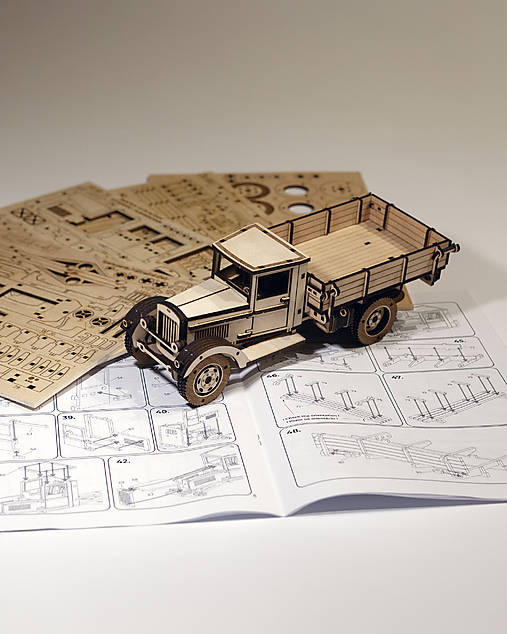 Dekorácie - Drevená stavebnica – model historického nákladného auta (1:24) - 17920625_