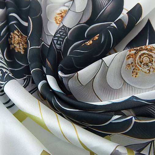 Hodvábna šatka Black Roses