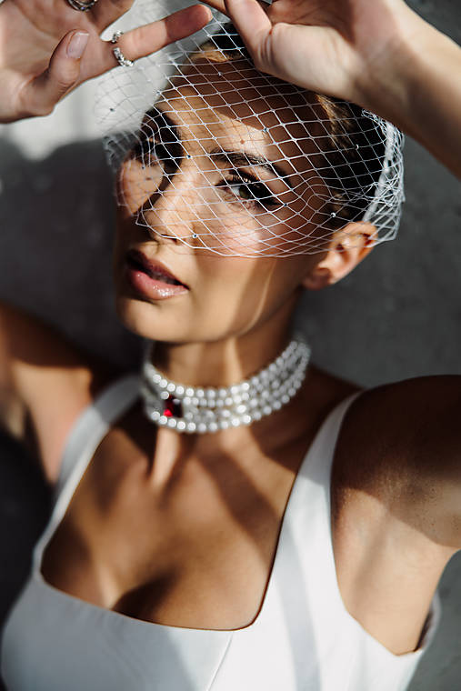 Perlový choker Júlia s krištáľom (Bordový krišáľ)