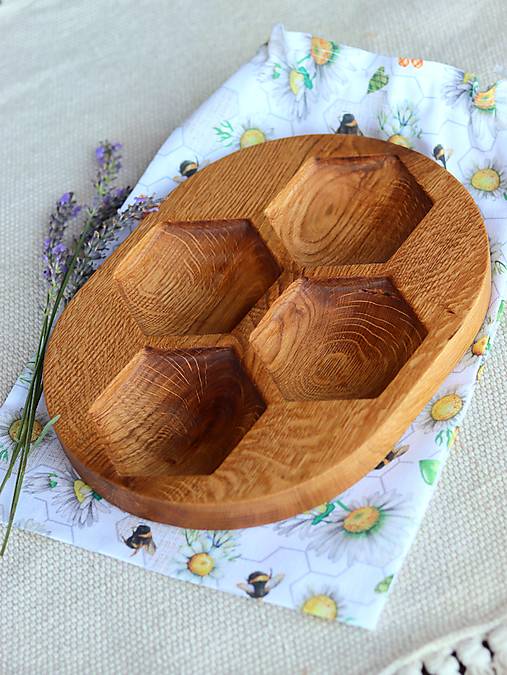 Dubový podnos na oriešky "včelie plásty" vo vrecúšku