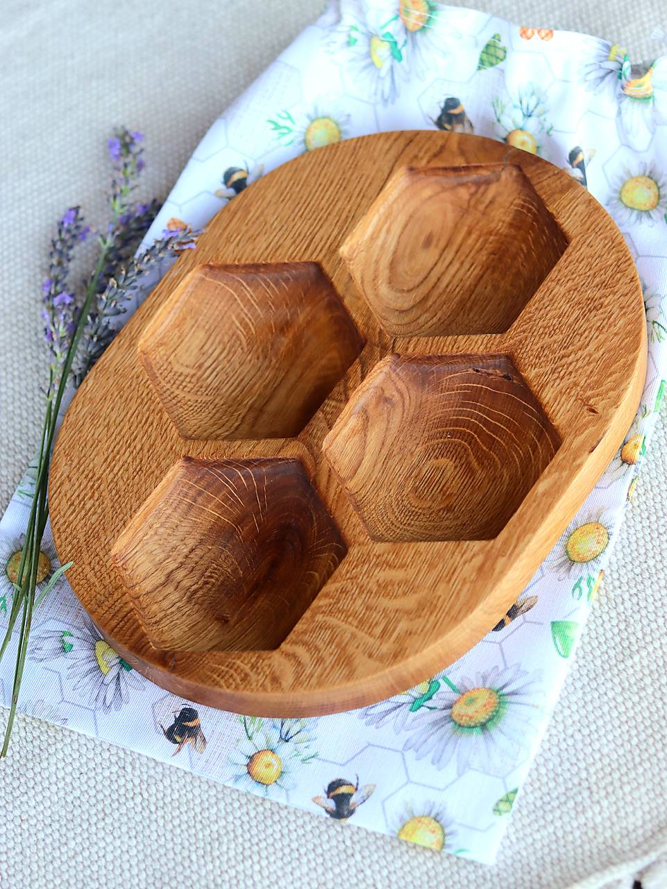 Dubový podnos na oriešky "včelie plásty" vo vrecúšku