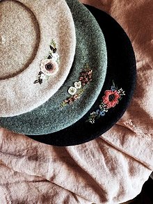 Čiapky, čelenky, klobúky - Ručne vyšívaná vlnená baretka  - 17922147_