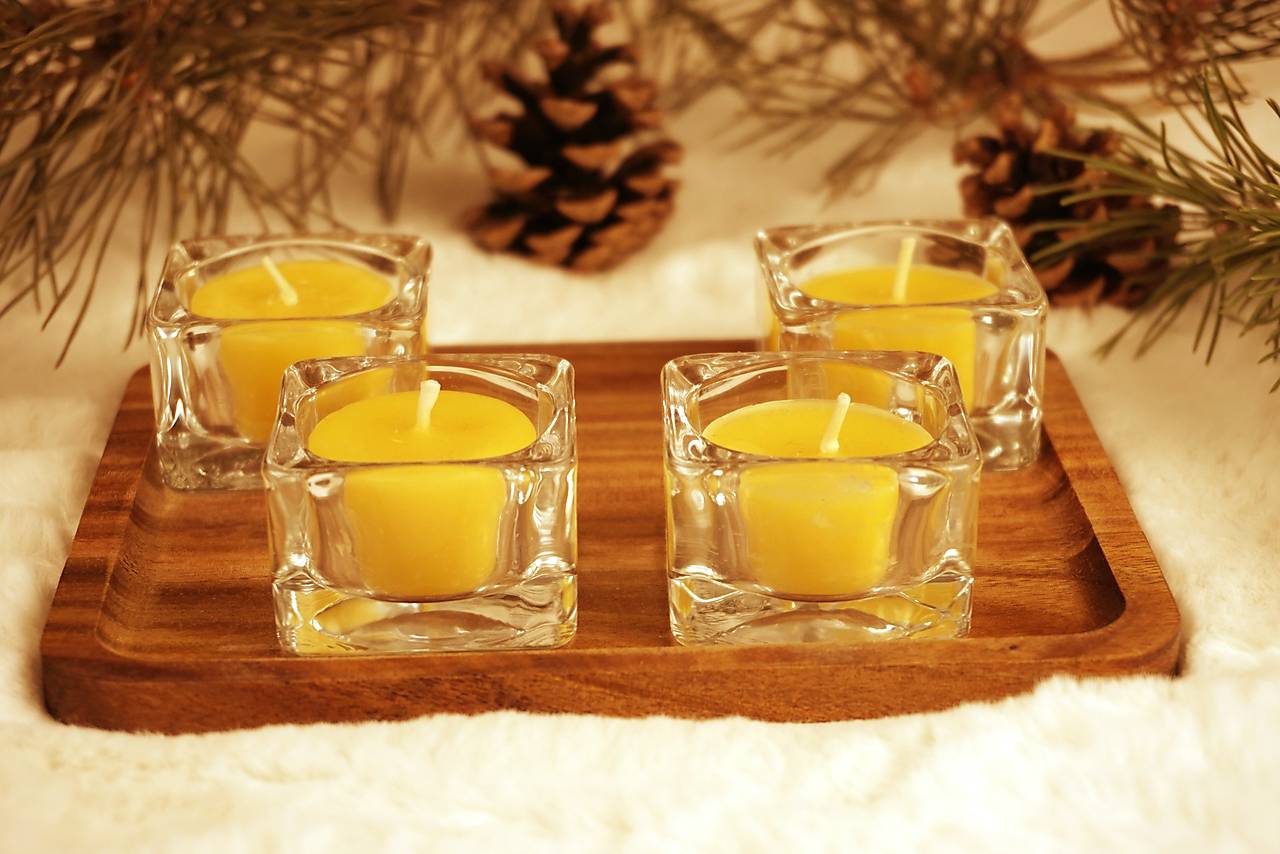 Sada 4 kusov Čajových sviečok z včelieho vosku s hranatým skleneným svietnikom