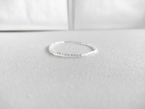 Náramky - Dámsky elastický náramok s bielymi korálkami - Meditation - 17925087_